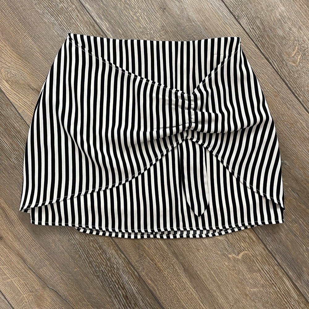 LIVING DOLL Skirt - size small